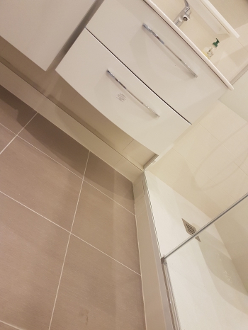 Mise en place de carrelage sur sol de salle bain